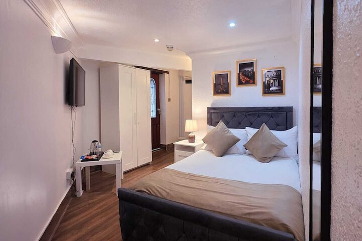 Room 6 of 42