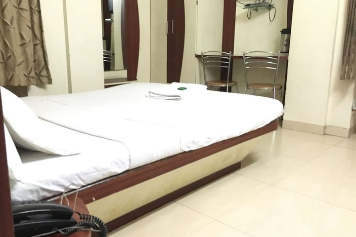 Room 11 of 16