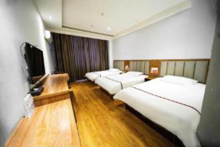 Room 7 of 8