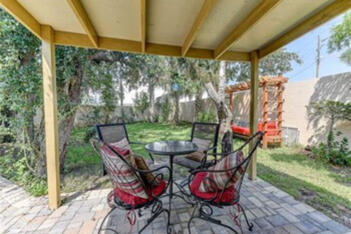 Anastasia Cottage 2 Bedrooms, Walk to Beach, Sleep 4 in St. Augustine, FL