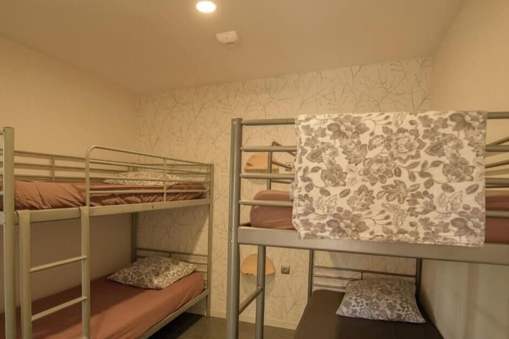 Room 10 of 33