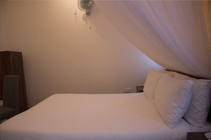 Room 13 of 33