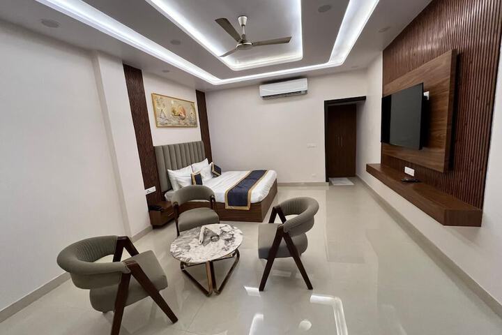 Room 4 of 10