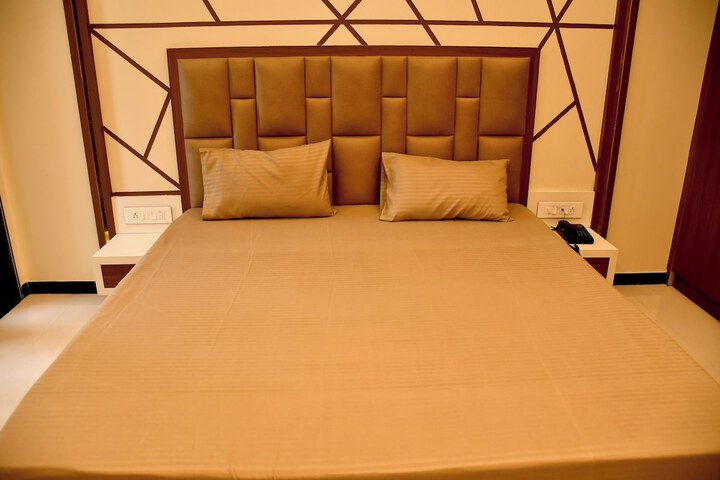 Room 4 of 11