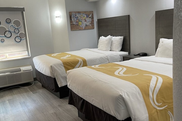 2 Double Beds (12 of 15)