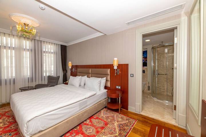Room 11 of 102