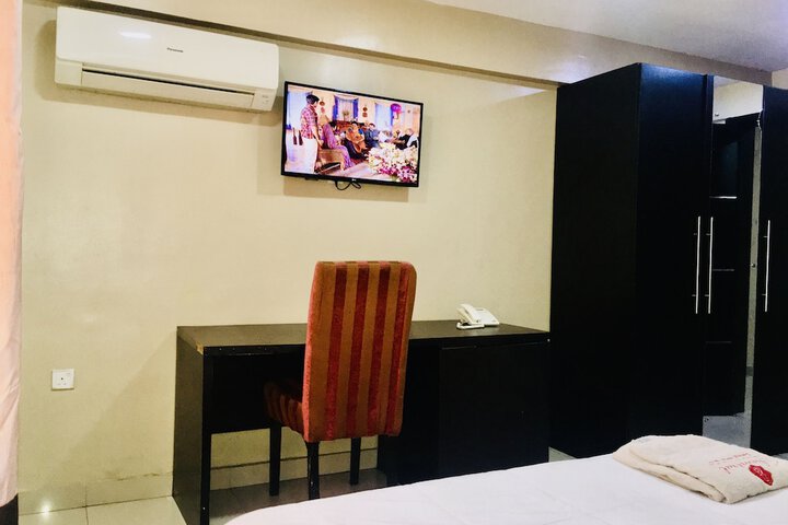 Room 4 of 9