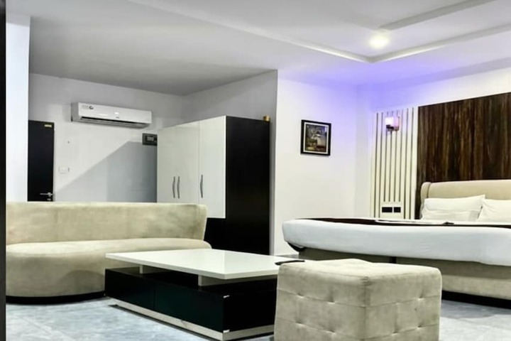 Room 5 of 104