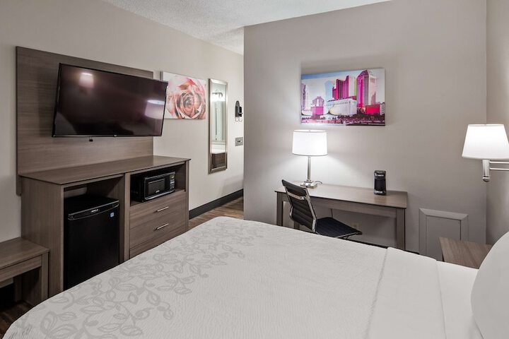 1 Queen Bed (8 of 14)
