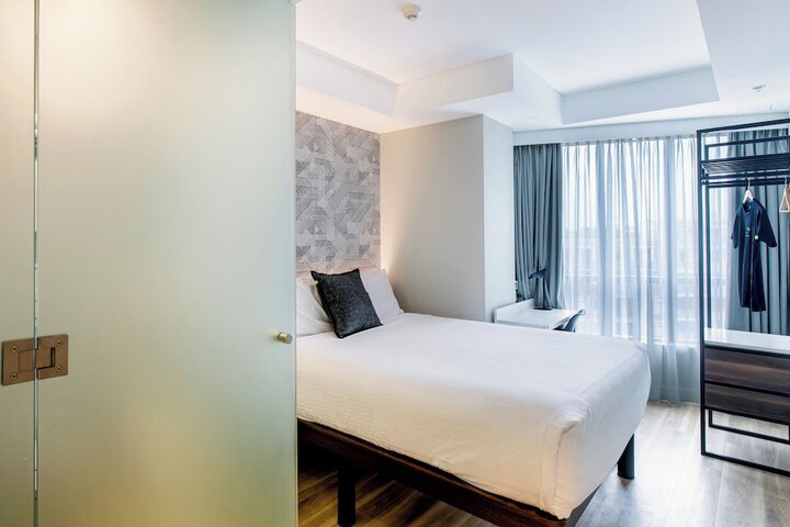 Room 32 of 81