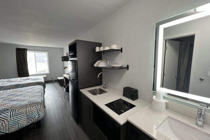1 Queen Bed Kitchen (19 of 30)