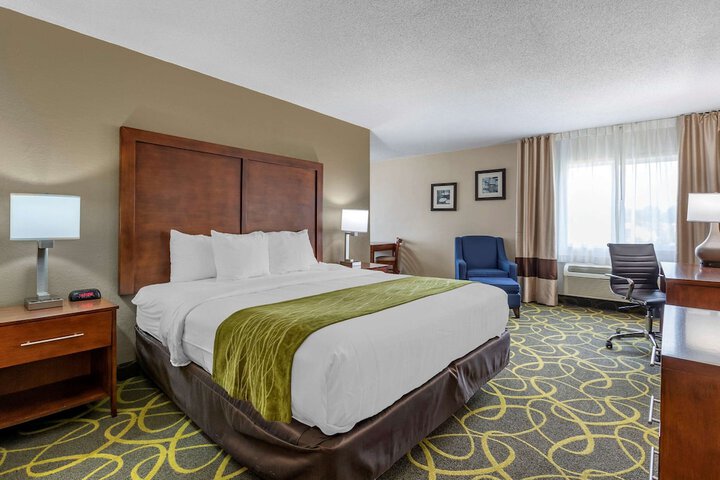 1 King Bed (5 of 18)