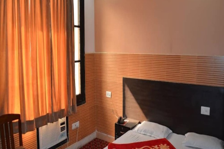 Room 6 of 10
