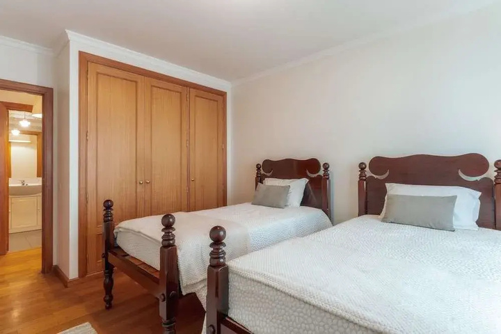Room 4 of 10