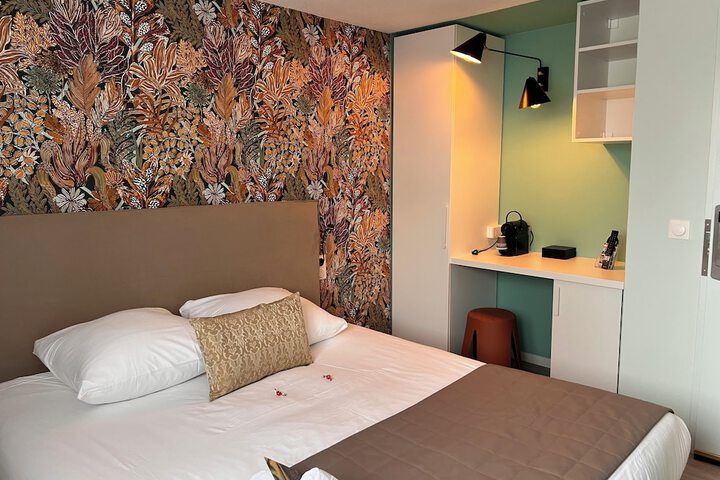 Room 44 of 102