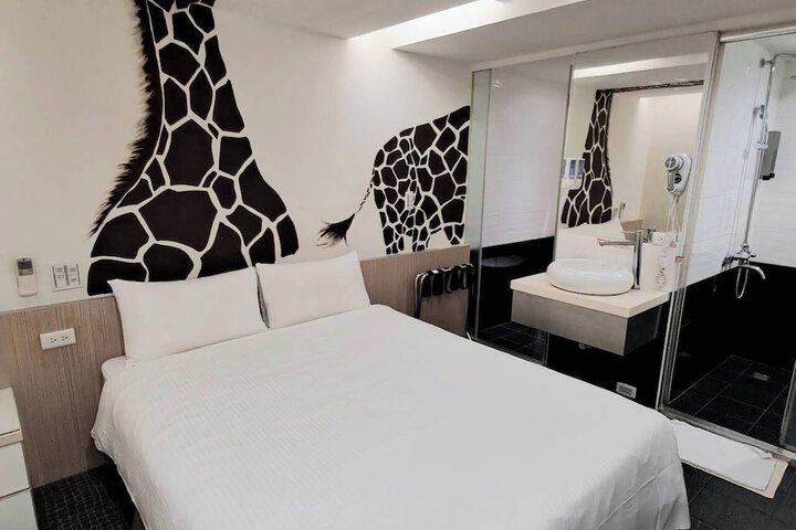 Room 6 of 32
