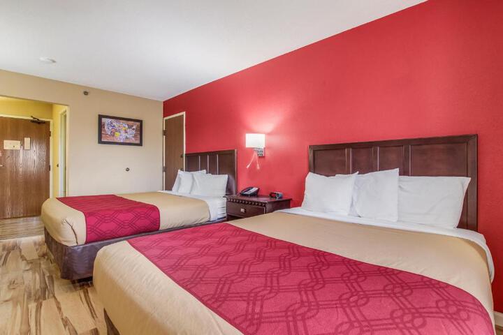 1 Queen Bed (7 of 16)