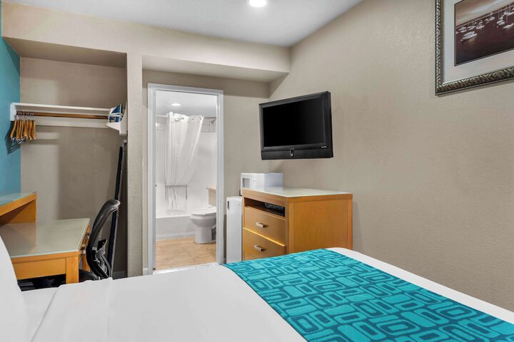 1 Queen Bed (14 of 23)