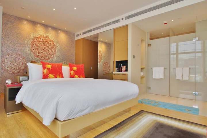 Room 16 of 108