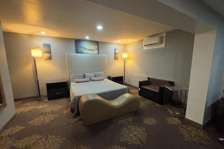 Room 5 of 11