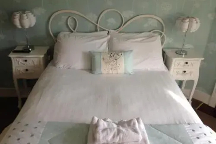 Room 9 of 12