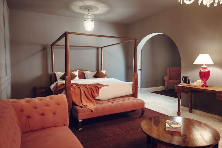 Room 33 of 74