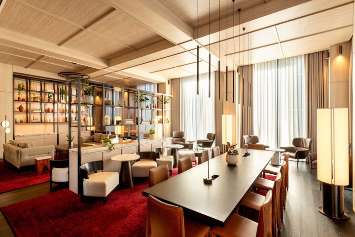 Lounge 77 of 95