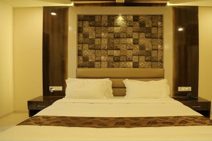 Room 8 of 12