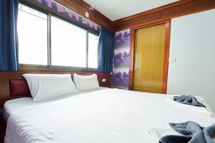 Room 29 of 136