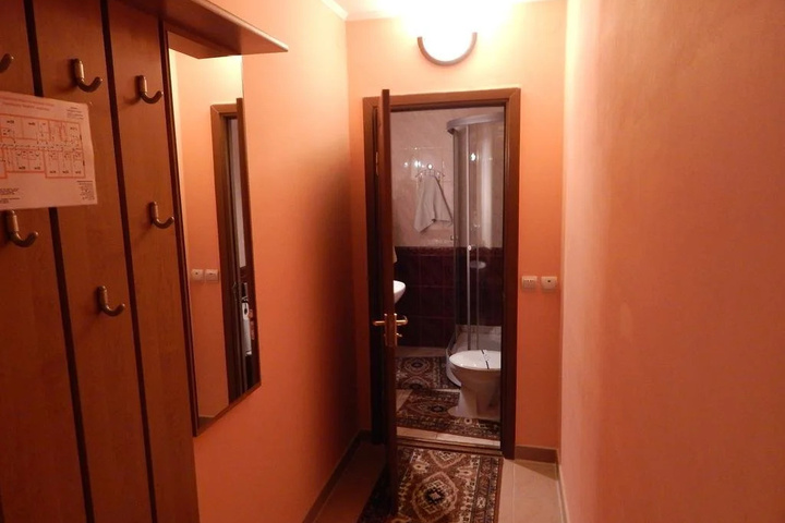 Room 10 of 17