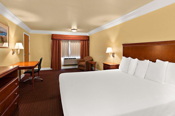 1 King Bed Microwave and Refrigerator WiFi Continental Breakfast (1 of 13)