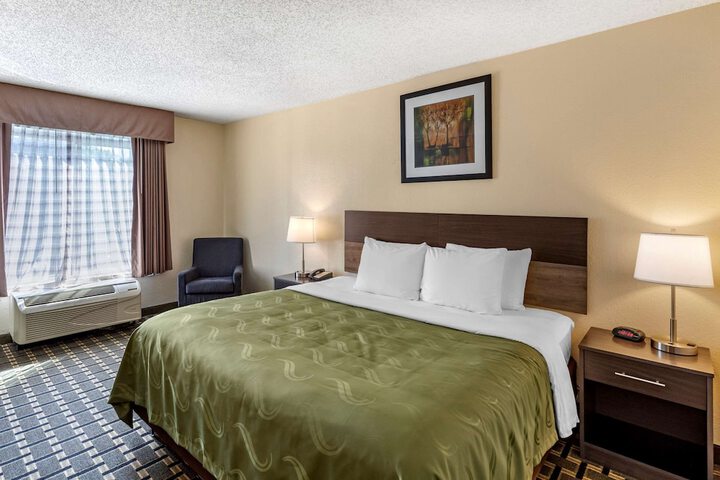 1 King Bed (8 of 18)