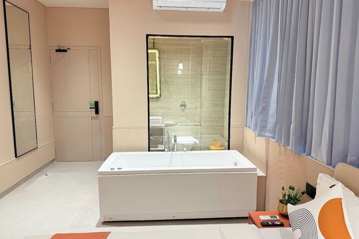 Room 8 of 15