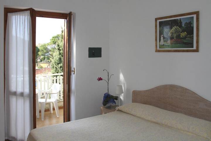 Room 2 of 32