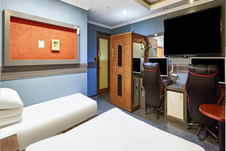 Room 12 of 44