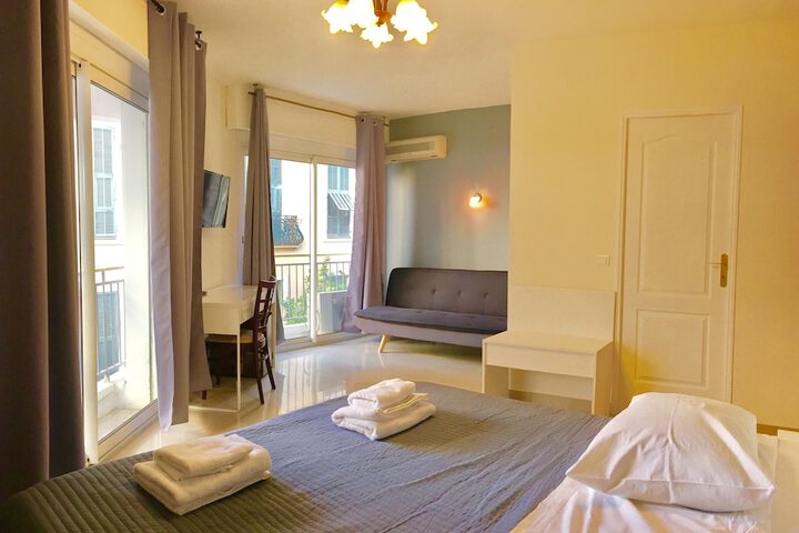 Room 8 of 12