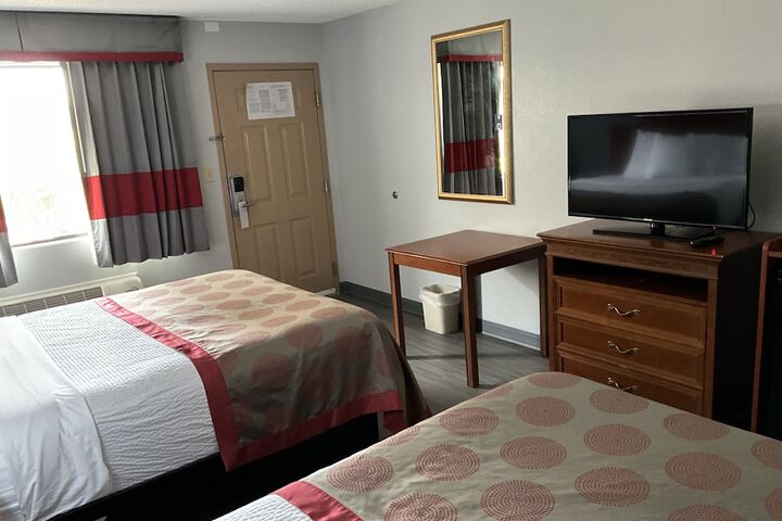 2 Queen Beds (7 of 16)