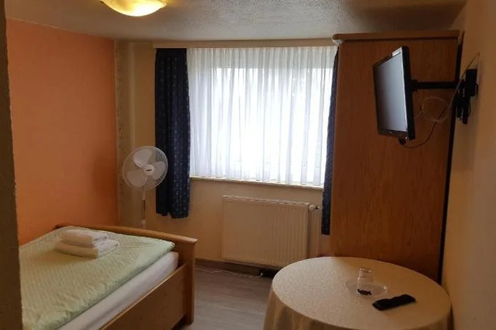 Room 6 of 17
