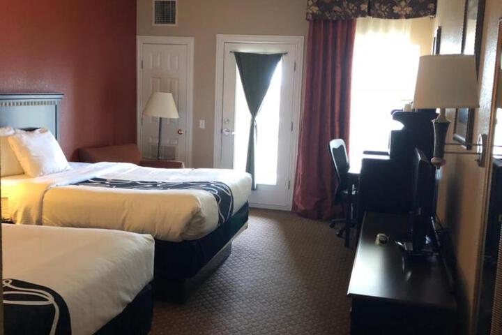 2 Queen Beds (1 of 6)