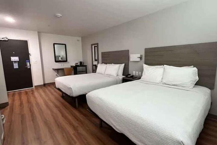 1 Queen Bed (11 of 26)
