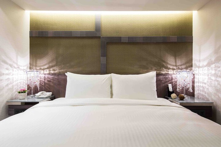 Room 32 of 60