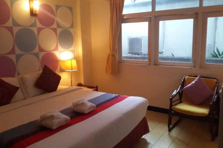 Room 10 of 42