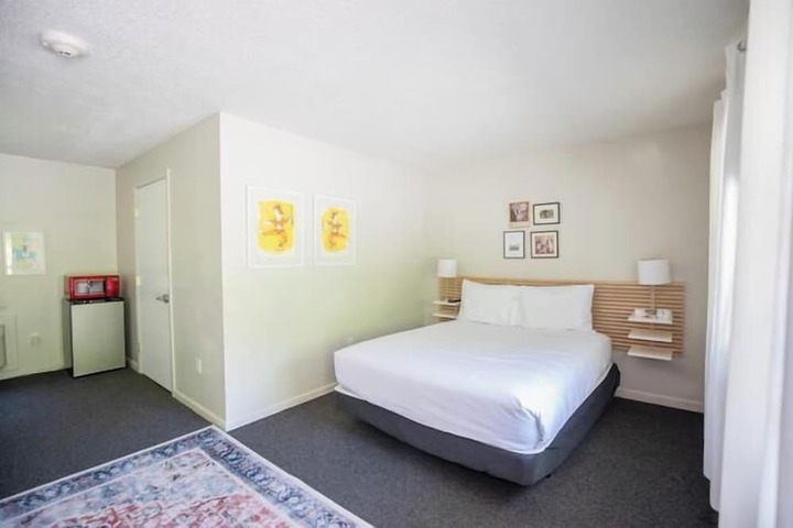 1 King Bed (4 of 5)