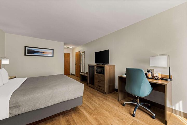 1 King Bed (2 of 16)