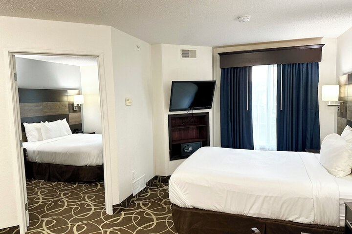 1 Queen Bed Efficiency Suite (16 of 54)