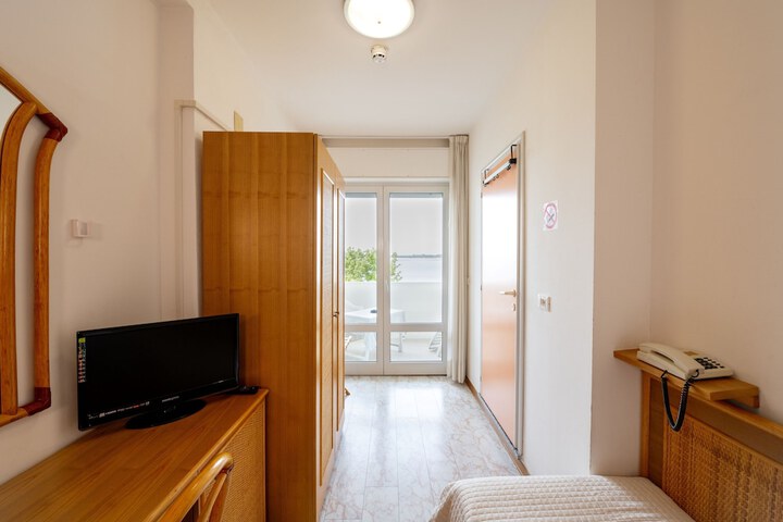 Room 34 of 83