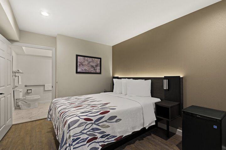 1 Queen Bed (11 of 12)