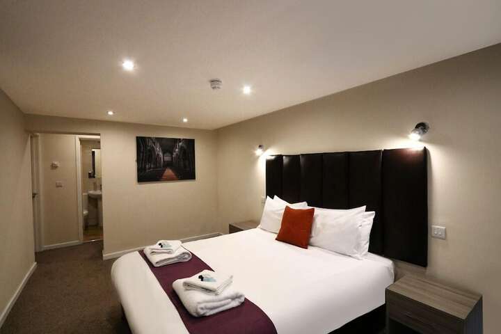 Room 32 of 49