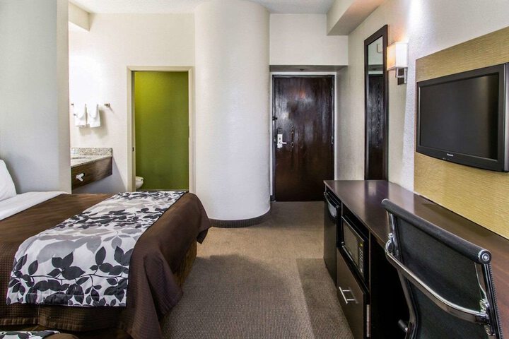 1 King Bed (4 of 15)