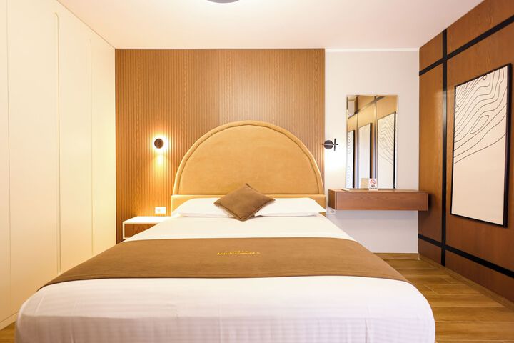 Room 4 of 162